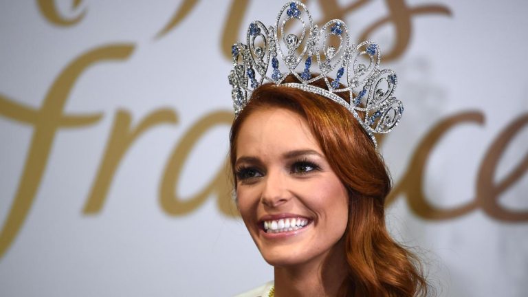 Miss Univers 2019: Maëva Coucke, Miss France, tombe sur le podium en plein défilé (Vidéo)
