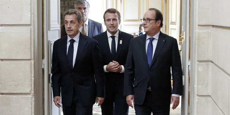 Hommages aux soldats français morts au Mali: Nicolas Sarkozy et François Hollande aux Invalides