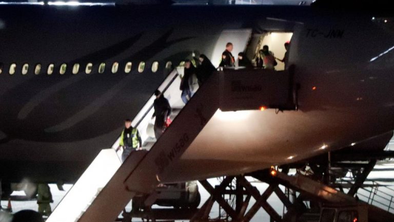 Plusieurs terroristes français expulsés de la Turquie et rapatriés en France