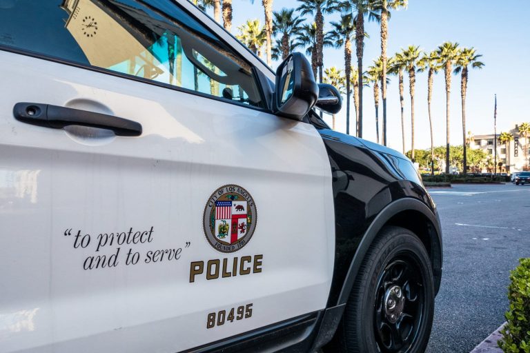 USA : un policier filmé en train de caresser les seins d’une femme morte