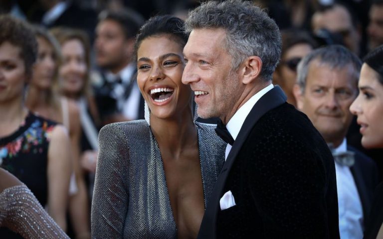 Vincent Cassel: sa femme Tina Kunakey pose topless sur son lit avec Arold James (photo)
