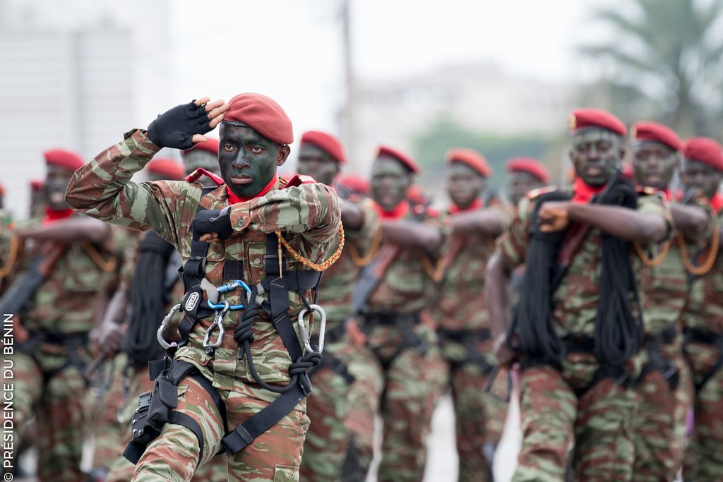 Des membres des Forces armées béninoises lors d'un défilé militaire