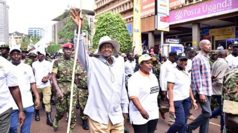 Ouganda : Yoweri Museveni va parcourir 100 km à pied pour la liberté