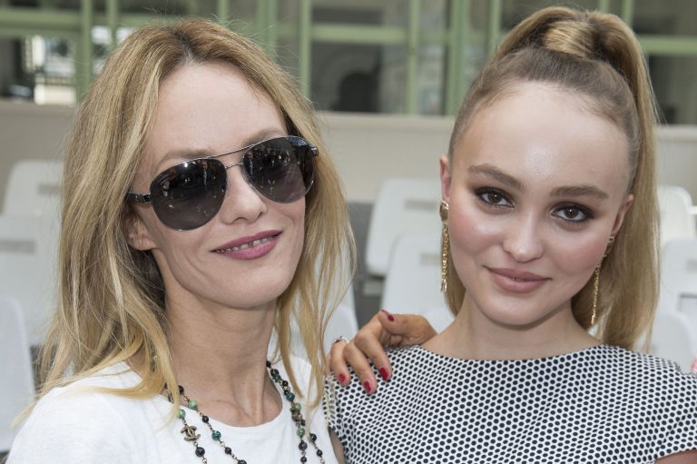 Défilé des Métiers d&rsquo;Art de Chanel: Lily-Rose Depp et Vanessa Paradis font sensation (photos)