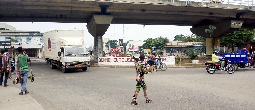 Des vendeurs à la sauvette constamment exposés aux risques et au danger de la route, un choix difficile pour survivre à Cotonou. Crédit Photo : Josaphat / Bwt