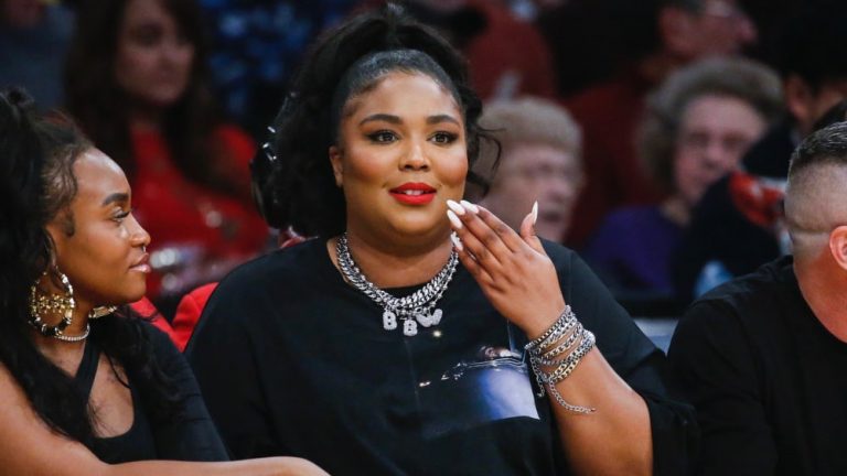 La chanteuse Lizzo débarque en string pendant un match des Lakers [Photos]