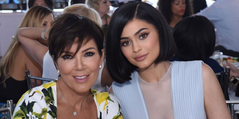 Kylie Jenner émue aux larmes: sa fille Stormi reçoit un somptueux cadeau pour Noël ! (Vidéo)