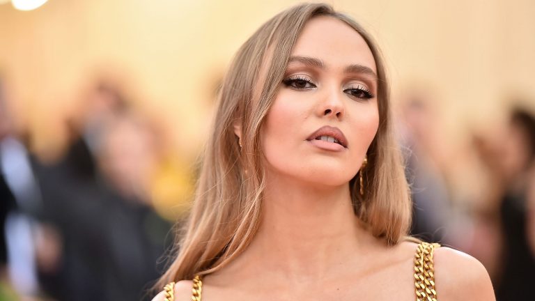 Lily-Rose Depp, glamour dans un tailleur jupe noire (photo)