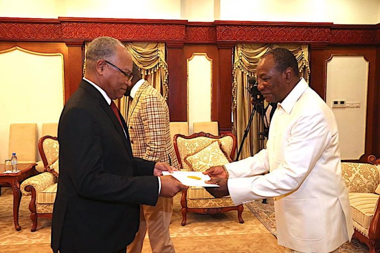 Guinée Conakry: Alpha Condé reçoit les lettres de créances des ambassadeurs de Cuba, de l&rsquo;Iran…