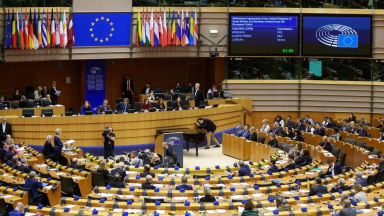 Brexit: le Parlement européen ratifie l&rsquo;accord, le Royaume-Uni quitte l&rsquo;UE