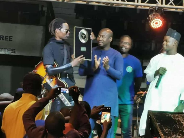 Bénin: l&rsquo;artiste Robinson Sipa honoré par le ministre Oswald Homeky