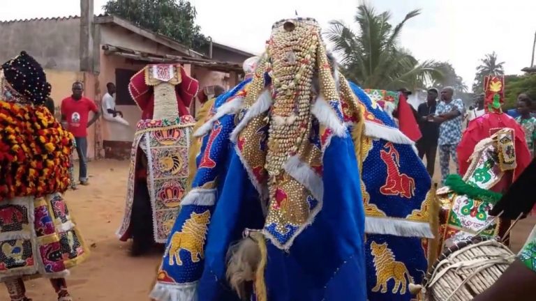 Bénin: ce « revenant » qui sensibilise la population sur les gestes barrières (vidéo)