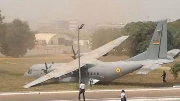 Ghana : un avion de l’armée de l’air sort de la piste d’atterrissage