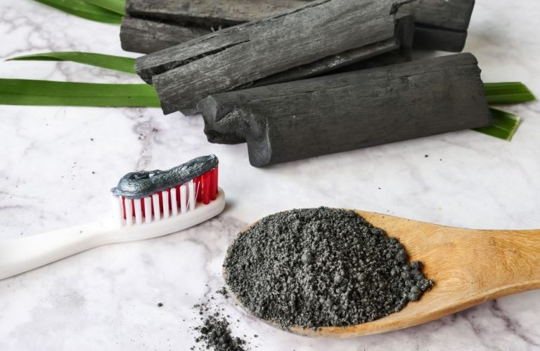 Voici comment soigner la mauvaise haleine et tous types d’empoisonnement avec le charbon actif (vidéos)