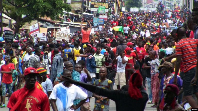 Guinée: deux leaders du FNDC arrêtés, un journaliste français expulsé
