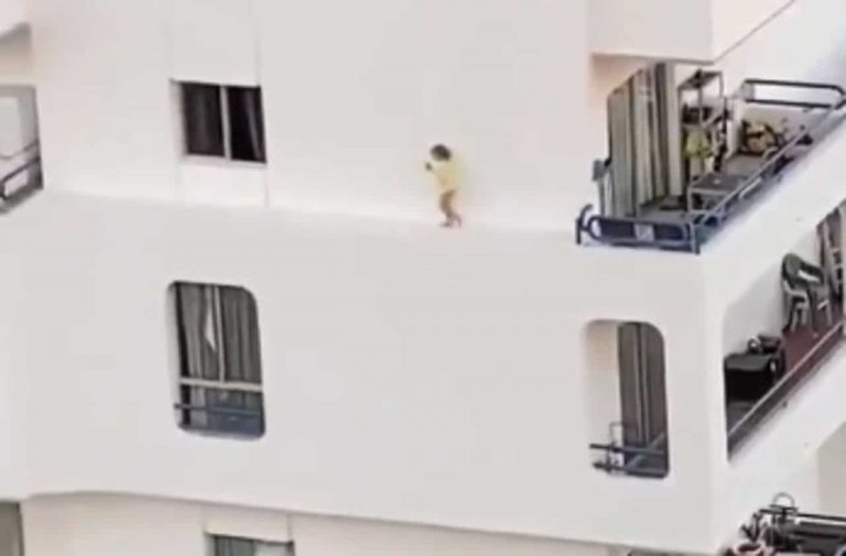 Espagne: une fillette, sur la corniche d&rsquo;un immeuble, se promène au-dessus du vide (Vidéo)
