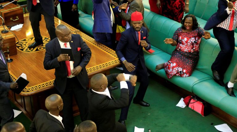 Ouganda : deux députés transforment le parlement en « Ring de boxe »