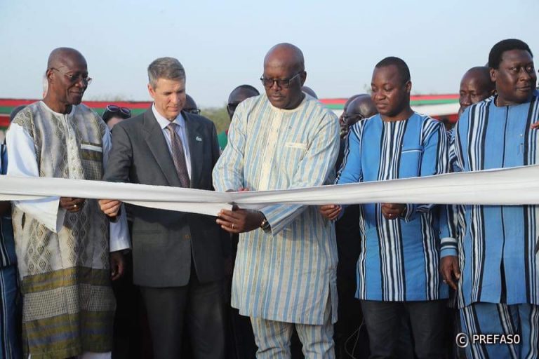 Burkina : la première usine d’égrenage de coton biologique d’Afrique de l’Ouest inaugurée