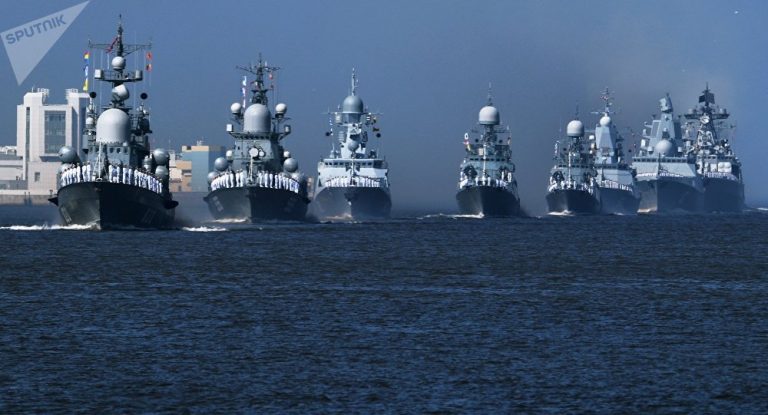 Un destroyer américain chassé des eaux territoriales par la marine russe
