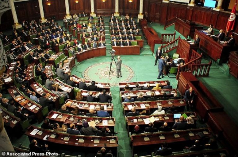 Tunisie : le Premier ministre menace de former un gouvernement sans politiciens