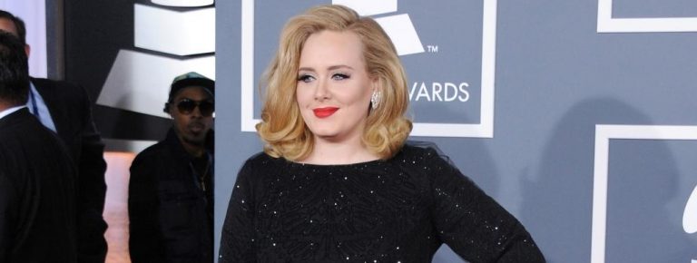 La chanteuse Adèle glamour fait sensation dans une magnifique jupe (photo)