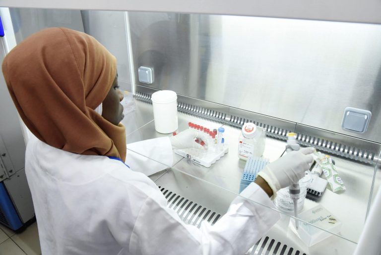 Coronavirus : les pays africains pourront désormais tester les échantillons sur place
