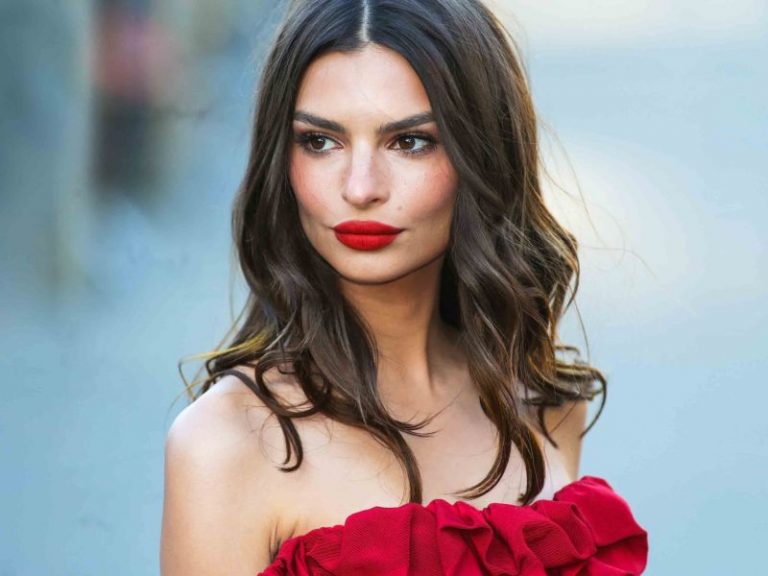 Emily Ratajkowski dévoile la raison pour laquelle elle pose topless sur Instagram