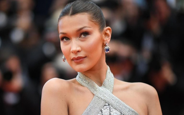 Après une douche, la sublime Bella Hadid s'affiche topless sur le lit (photo)