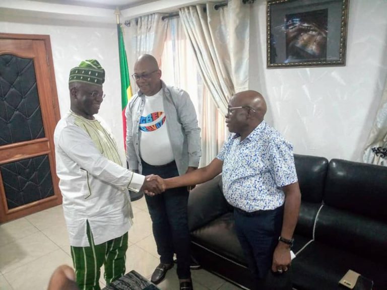 Bénin: le ministre Jean-Claude Houssou dans un instant de détente avec Gohou Michel