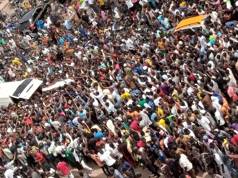Togo: le chanteur Omar B déposé dans sa dernière demeure (photos)