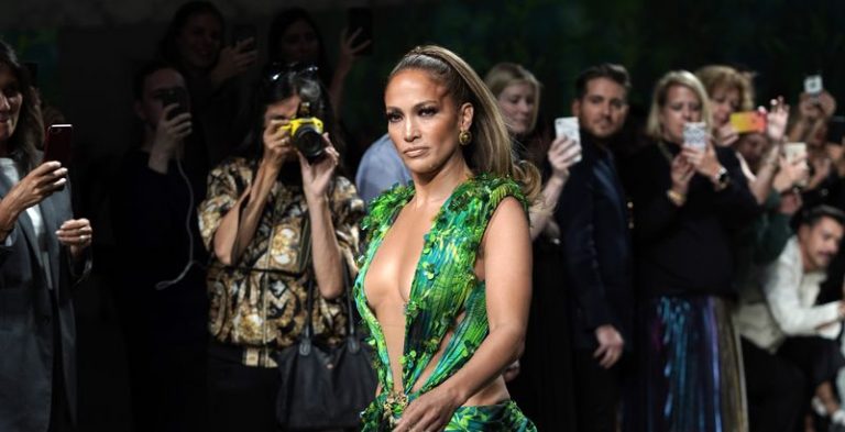 En vacances, Jennifer Lopez se dévoile sans maquillage