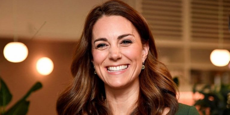 Kate Middleton chic et glamour fait sensation dans une robe romantique et gothique (photo)