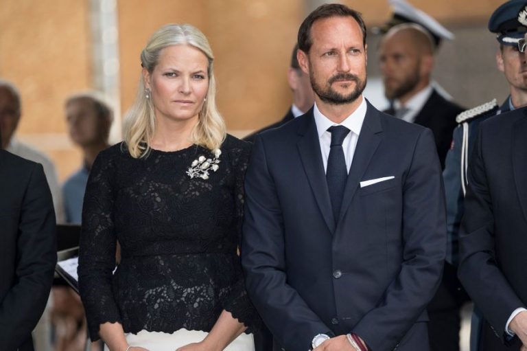 La princesse Mette-Marit et le prince Haakon de Norvège partagent un doux baiser