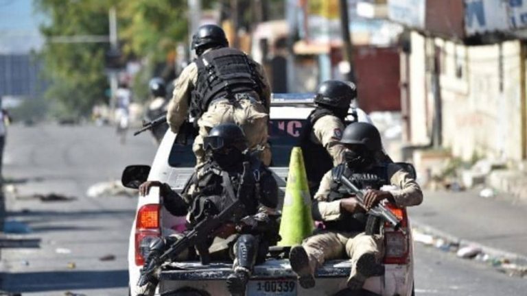 Haïti: des policiers en colère attaquent le QG de l'armée, un soldat tué