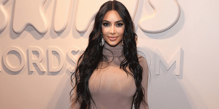 Après Khloé, Kim Kardashian ose une teinte subtilement sableuse (photos)