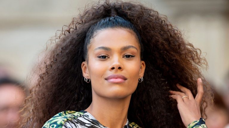 Paris Fashion Week : Tina Kunakey resplendissante dans un incroyable style camel (photo)