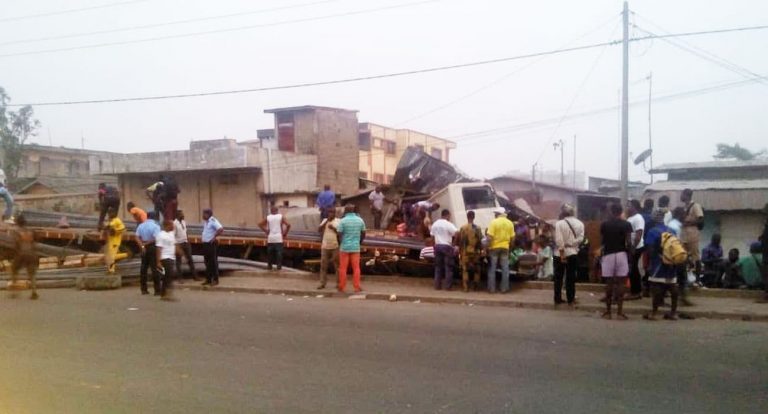 Bénin: un camion chargé du fer perd cause un accident au carrefour Vêdoko