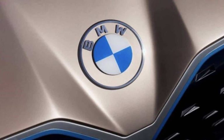 L’entreprise allemande BMW modifie son célèbre logo