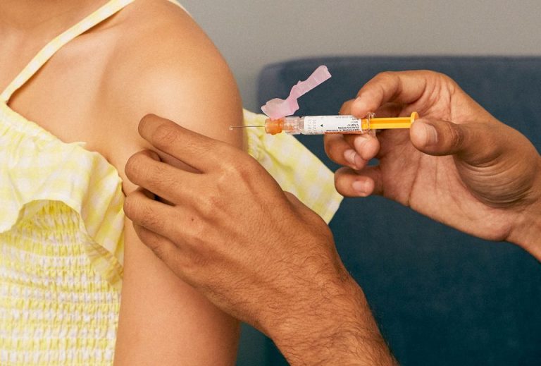 Coronavirus: un résident suisse meurt après s’être fait vacciner
