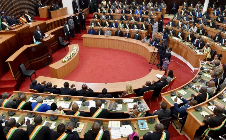 Côte d&rsquo;Ivoire – révision constitutionnelle: les députés de l&rsquo;opposition claquent la porte