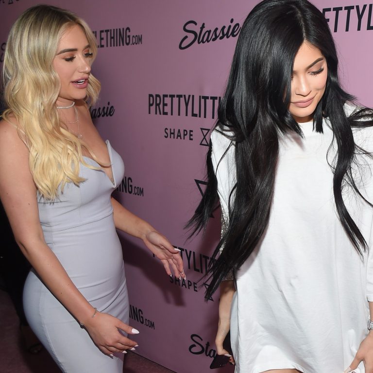 Kylie Jenner et Anastasia Karanikoalou font grimper le mercure sur la toile dans des tenues incroyables (photo)