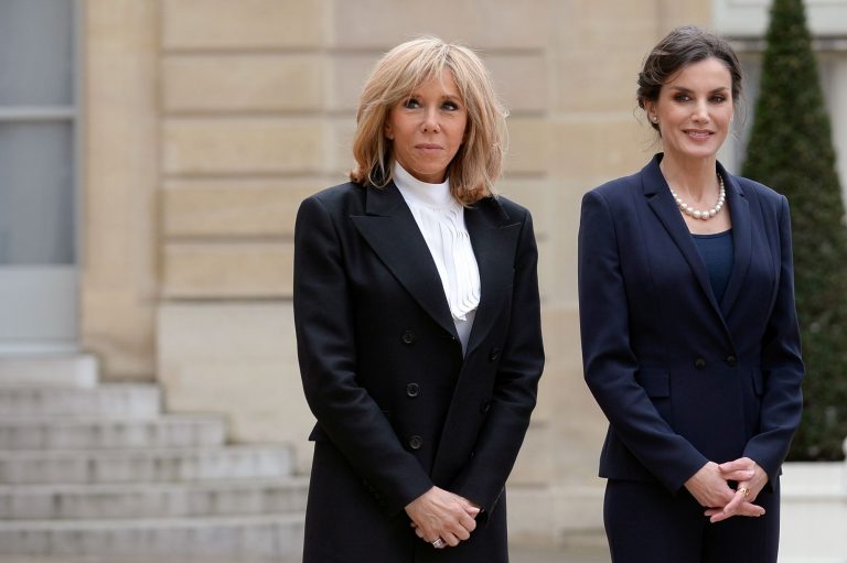 Testée au coronavirus, la Reine Letizia d&rsquo;Espagne a-t-elle infecté Brigitte Macron ?