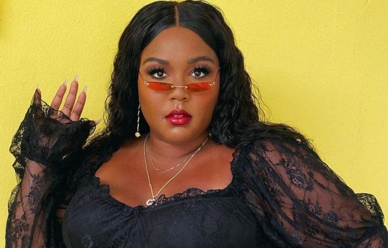 La chanteuse Lizzo s’affiche au naturel sans maquillage avec ses cheveux afro