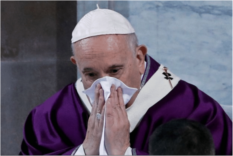 Le Vatican enquête sur une photo dénudée d&rsquo;une mannequin, « aimée » par le compte officiel du Pape François (photo)