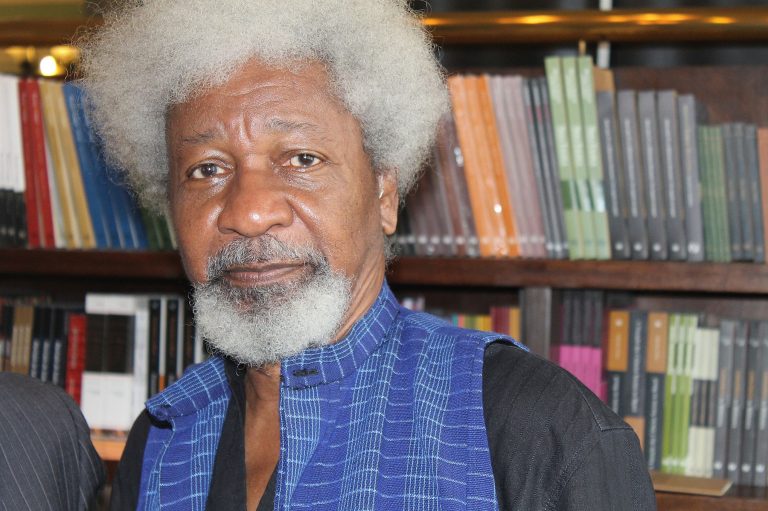 « Pourriez-vous juste un moment oublier le pouvoir et penser au peuple? », Wolé Soyinka