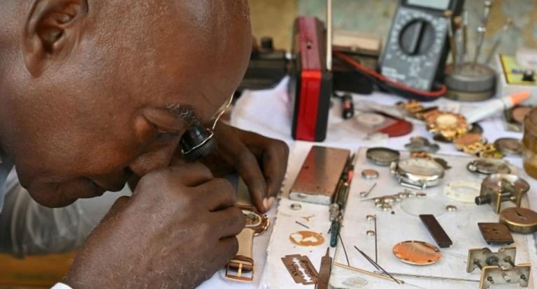 A Abidjan, le « dernier horloger public » refuse de prendre sa retraite