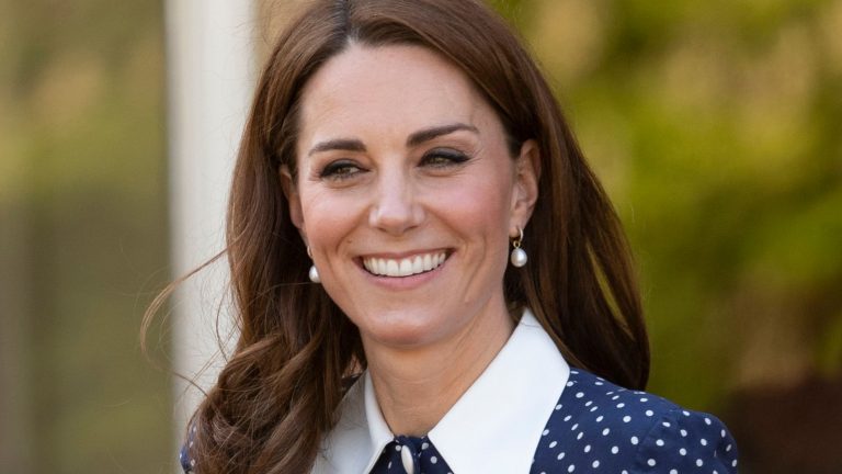 Chic en robe à pois, Kate Middleton rend hommage à Lady Diana (photo)