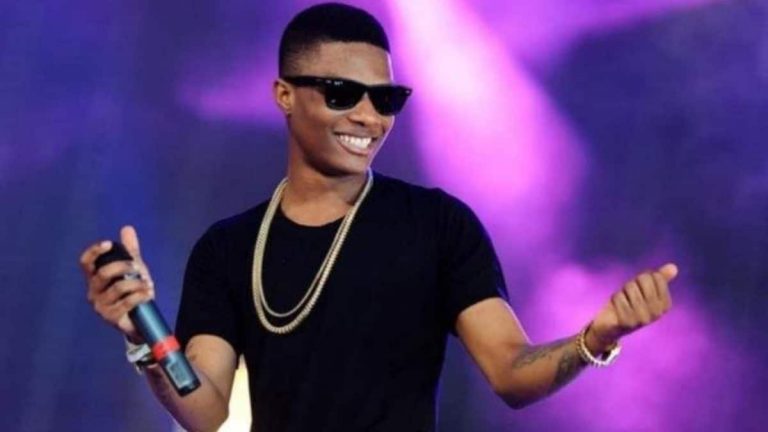 Wizkid s’affiche avec sa nouvelle conquête aux courbes très généreuses (photo et vidéo)
