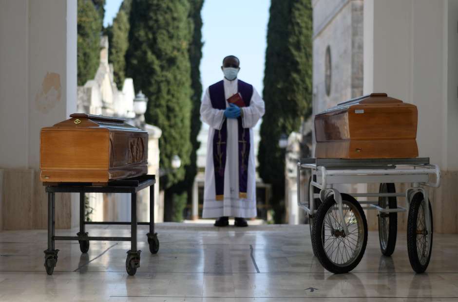 Cercueils des victimes de Covid-19 à Cisternino, Italie 30/03/2020 REUTERS / Alessandro Garofalo