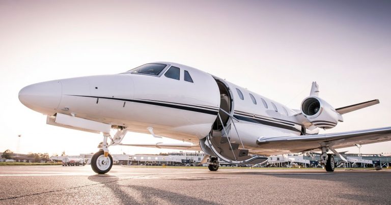 “Verbalisez-nous, on a de l&rsquo;argent”: ils arrivent en jet privé sur la Côte d’Azur pour faire la fête